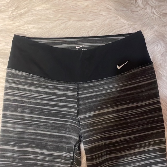 NIKE Gray &‎ Black Cropped Leggings - Picture 2 of 9